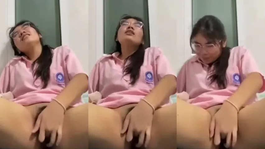 สาวแว่นเงี่ยนหี นอนเกี่ยวเบ็ดแล้วถ่ายคลิปเสียว